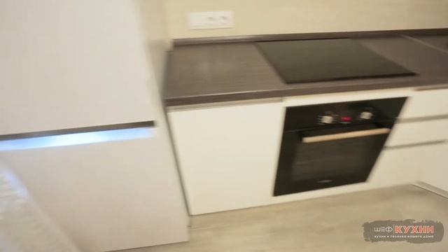 Кухня с темной столешницей. Белая кухня. Угловая кухня без ручек. смотреть онлайн