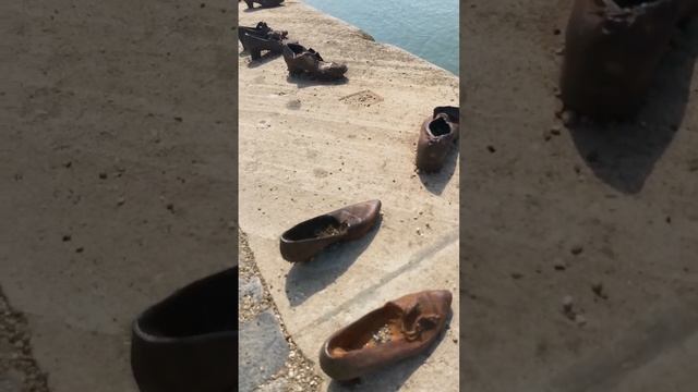 Самый пронзительный памятник, который я когда-то видела. Туфли на набережной в Будапеште. смотреть онлайн
