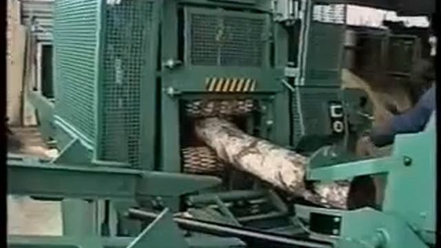 Продольная распиловка бревен на производстве с помощью Вертикальной рамной пилорамы PRP 58H смотреть онлайн
