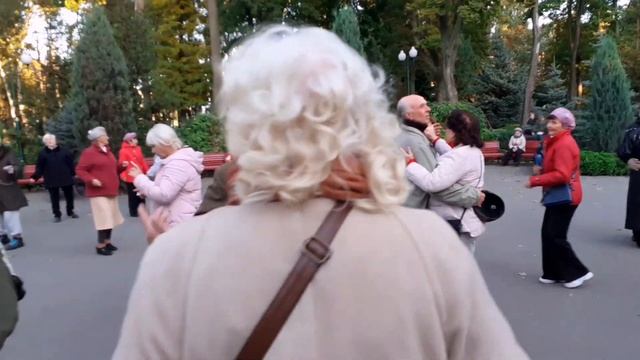 КУМЕ ЗОЛОТИЙ!???/СУПЕР ТАНЦЫ В ПАРКЕ ГОРЬКОГО ХАРЬКОВ ОКТЯБРЬ 2021 смотреть онлайн