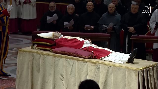 Benedetto XVI, traslazione e rito arrivo salma del Papa emerito nella Basilica vaticana смотреть онлайн