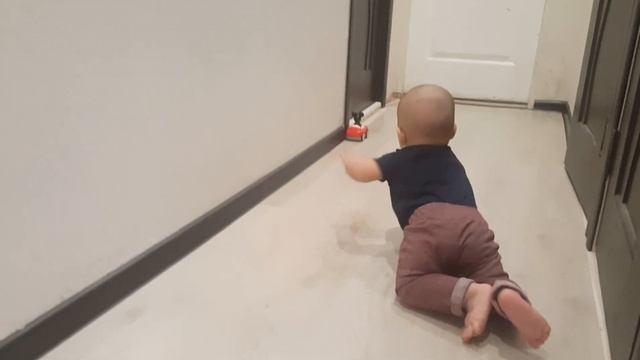 5.5 МЕСЯЦЕВ. РЕБЕНОК  СТАЛ ПОЛЗАТЬ НА ЧЕТВЕРЕНЬКАХ.