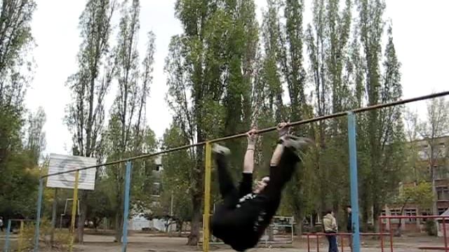 Турник. Из дуги подьем двумя ноги врозь