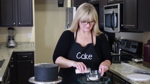 How to make a Black and White Cake l Beginner Cake Decorating Tutorial смотреть онлайн