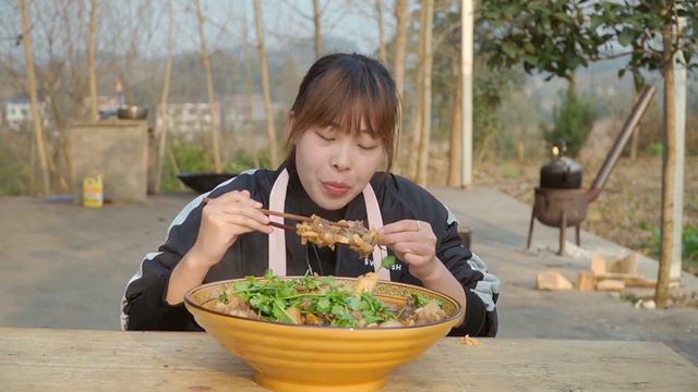 快過年了秋妹當紅燒獅子頭，入口軟糯鮮嫩多汁，比拳頭還大，一口下去吃的過癮！【颜美食】 смотреть онлайн