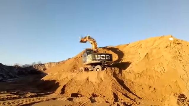 Колесный экскаватор JCB в работе смотреть онлайн