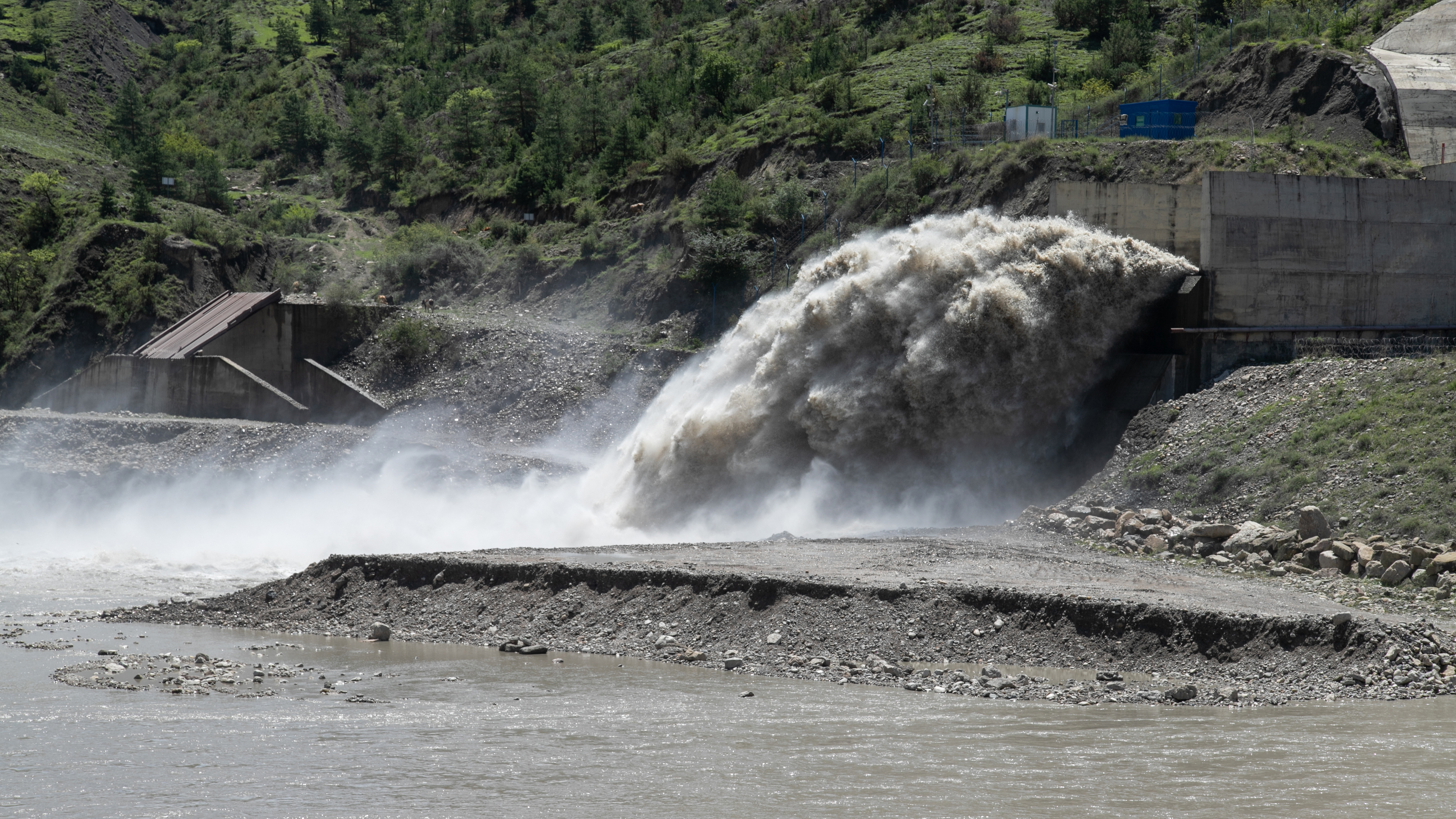 Гоцатлинская ГЭС на реке Аварское Койсу у села Чалда. Гергебильский район, Республика Дагестан смотреть онлайн