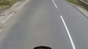 Бесстрашный байкер летит на скорости 300км /час