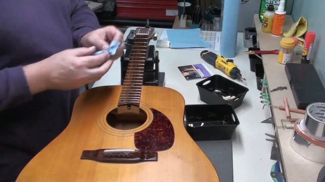 Where is the heel?? 1989(?) Norman B20 Acoustic Guitar needs a string change and some neck relief. смотреть онлайн