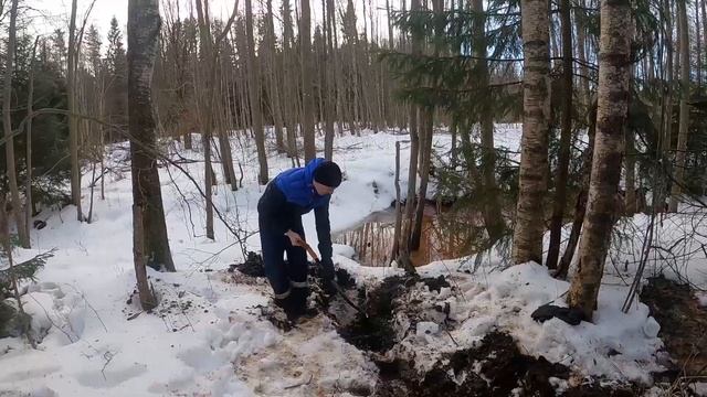 Хотели продолжить строительство беседки, но планы изменились. На участке у ручья откопали нечто. смотреть онлайн