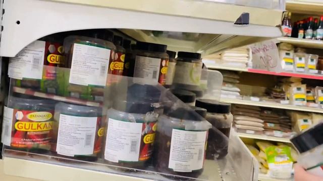 221. Индийский магазин, но лучших индийских кремов в нем нет. смотреть онлайн