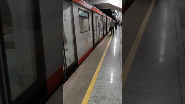 Электропоезд 81 775/776/777 Москва 2020 (дейна) на станции метро Савёловская смотреть онлайн