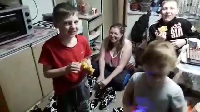 Люди Спасибо! Денег на кроссовки больше не надо. смотреть онлайн