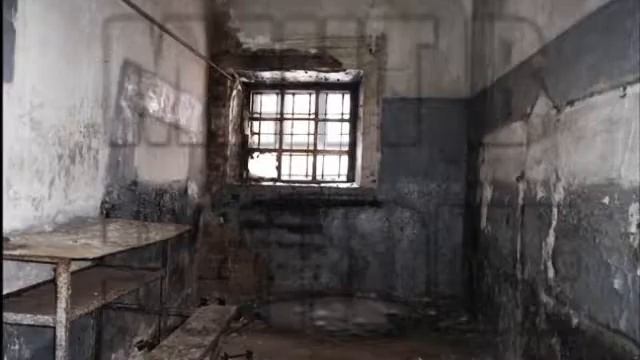 Ненужные разговоры в камере Нужно не болтать лишнего смотреть онлайн