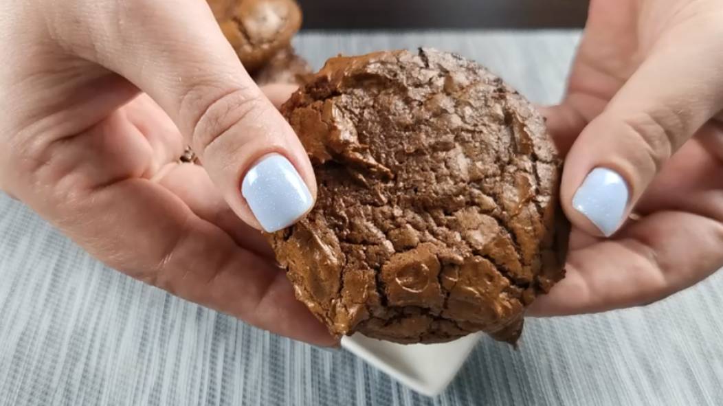 Как сделать трещины на печенье брауни? Это очень легко! смотреть онлайн