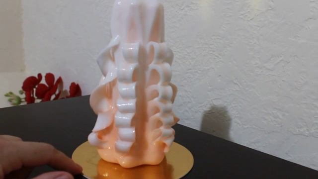 Свеча Лебедь резная в нежно персиковых тонах.