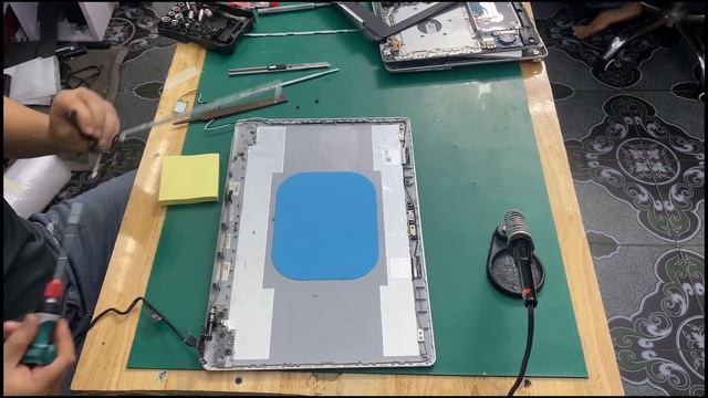 Sửa lại bản lề màn hình bị gãy Laptop DEll INSPIRON 5570 có viền full màn hình #repairlaptop #lcd смотреть онлайн