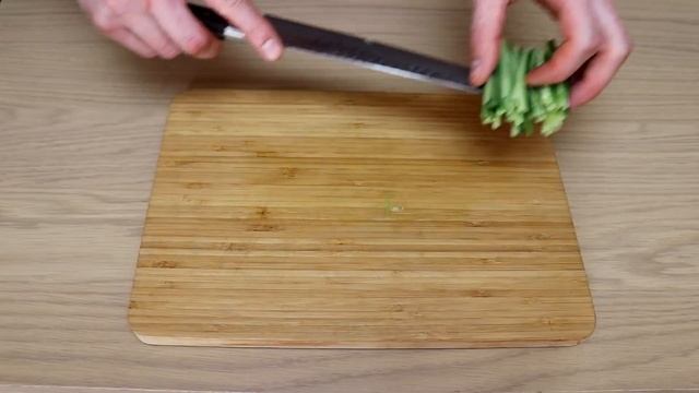 Техника нарезки огурца Кацура муки 4 способа. Соломка из огурца. Как нарезать огурец соломкой? смотреть онлайн