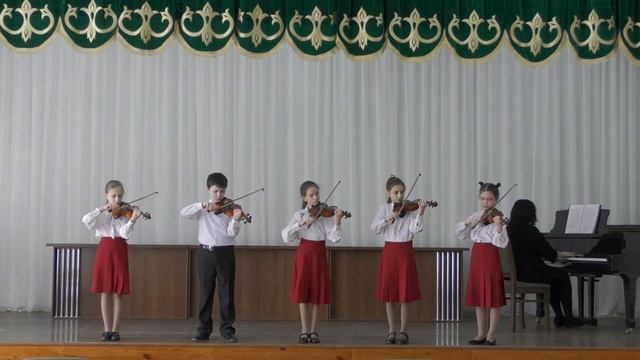 Ансамбль скрипачей младших классов В Кеворков ,,Парад тролей,, смотреть онлайн
