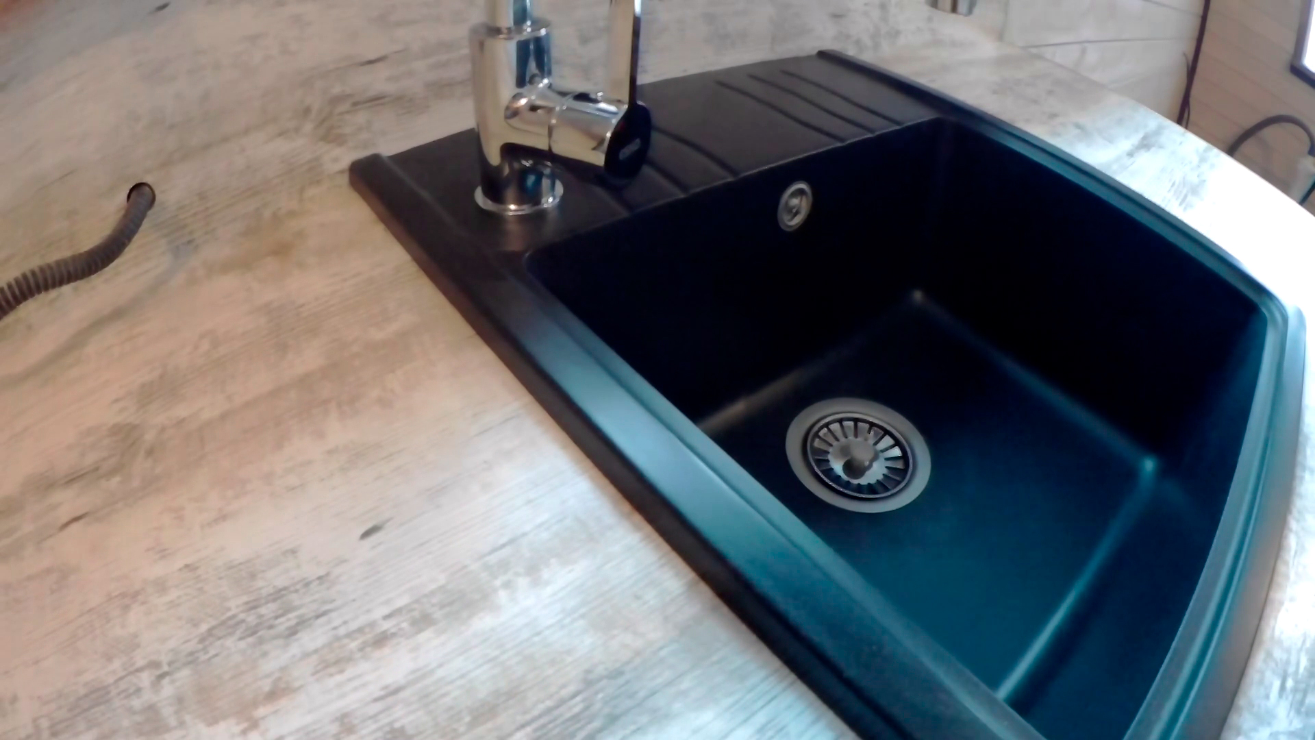 Монтаж раковины и смесителя.Как самому установить раковину,смеситель,сифон. смотреть онлайн