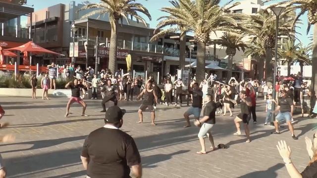 Flash Mob Haka in Glenelg Adelaide смотреть онлайн