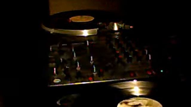 real electro house mix on numark tt1625 turntables and behringer djx700 mixer смотреть онлайн