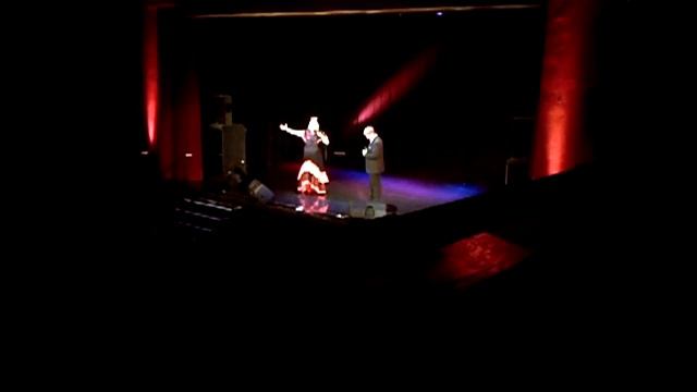 Bruce Anderson & Mandy Starr singing Barcelona смотреть онлайн