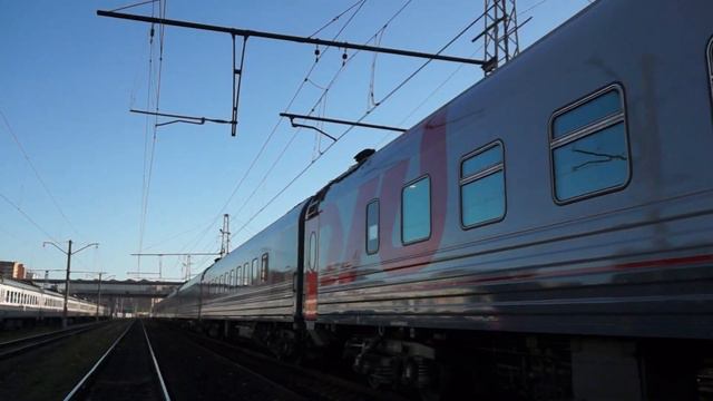 "Двухгруппный!" ТЭП70-0215 с пассажирским и туристическим поездами отправляется со станции Лобня. смотреть онлайн