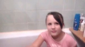 КУПАЮСЬ В ВАННЕ В ОДЕЖДЕ"""''!!!!! ЖЕСТЬ!!