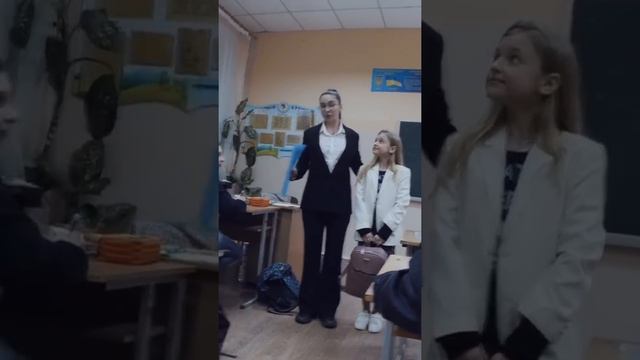 Любовь с первого взгляда ☺️? #shorts #школа #любовь #одноклассники #одноклассница #милая #учитель смотреть онлайн