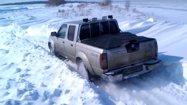 Nissan NP300 борется со снегом