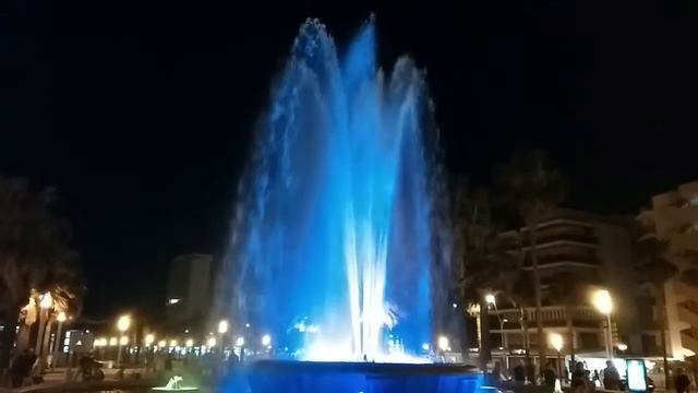 Танцующий фонтан в Салоу Dancing fountain in Salou смотреть онлайн