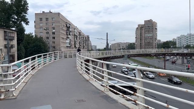 На электросамокате над перекрестком. Чертим круг в воздухе. Питер. Проспект Славы #089 смотреть онлайн