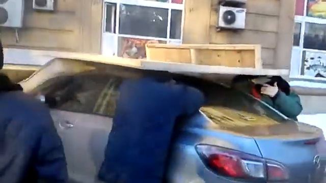 ГАСТАРБАЙТЕРЫ СБИВАЮТ СОСУЛЬКИ. смотреть онлайн