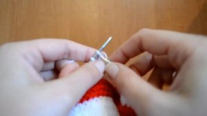 Шапочка укороченными рядами вязаная спицами