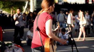 ДЕВУШКА УЛИЧНЫЙ МУЗЫКАНТ ► Вот Такие Таланты Должны Быть В Голосе