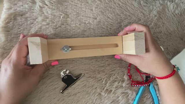 браслет макраме с бусиной на станке