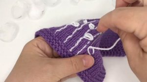 Вышивка на вязаном изделии белые цветы