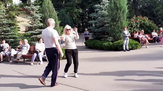 ЗНАЮ, ЖДЁШЬ МЕНЯ ТЫ ГДЕ-ТО! ХАРЬКОВ МИРНЫЙ ТАНЦЫ В ПАРКЕ ГОРЬКОГО смотреть онлайн