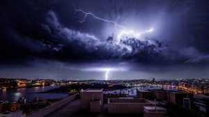 Звук дождя и раскаты грома || Для глубокого сна и релаксации ||  Молния , сияние,  дождь  за окном