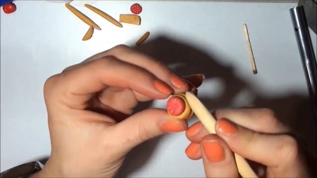 Как лепить сосиску в тесте из полимерной глины (пластики). How to make a sausage of polymer clay. смотреть онлайн