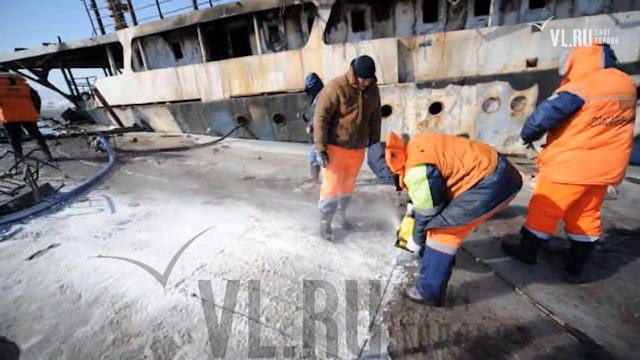 VL.ru - Корма брошенного теплохода «Еруслан» продолжает уходить под воду смотреть онлайн