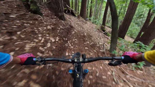 Following XC pros - can I keep up with her on this AMAZING hidden gem trail?? смотреть онлайн