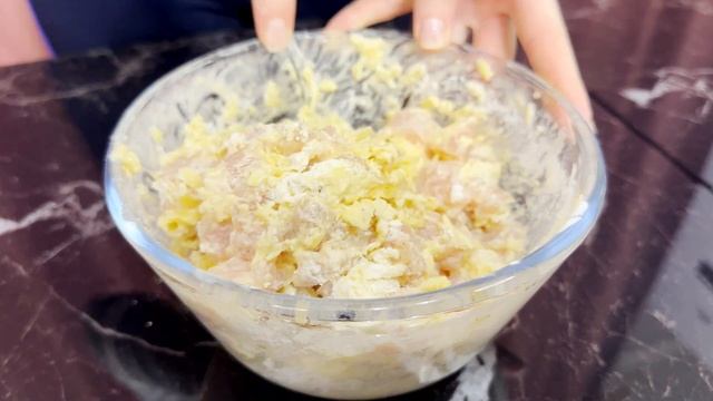 НЕ МОГУ не поделиться этим рецептом! НЕВЕРОЯТНО ВКУСНЫЕ куриные котлеты на скорую руку! смотреть онлайн