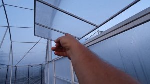 Простое решение форточки проветривания теплицы.