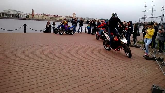 Мото шоу на выставке автомобилей Royal Auto Show EE TEAM смотреть онлайн