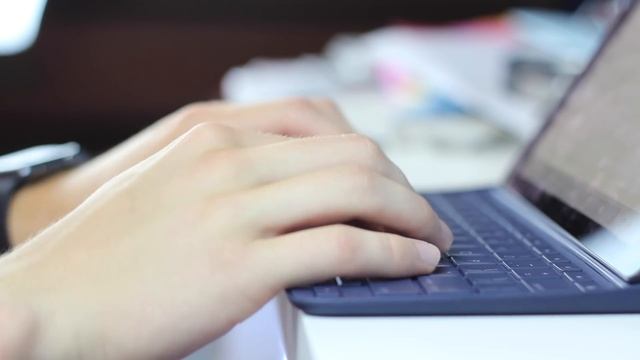 Logitech Create iPad Pro Keyboard Case Review смотреть онлайн