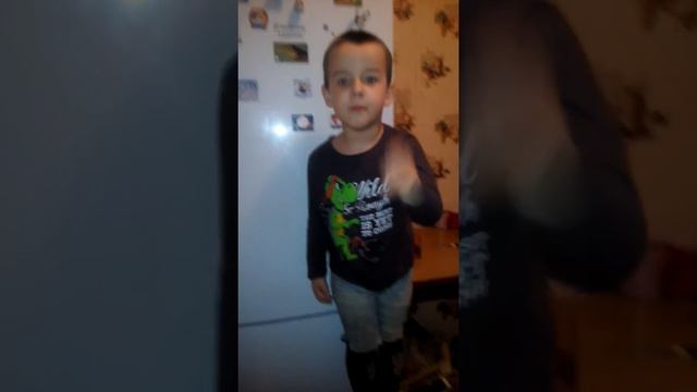 Мелкий поёт Че ты пялишься смотреть онлайн