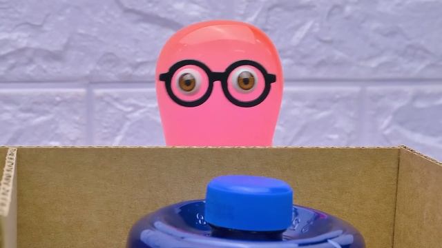 Самодельный картонный диспенсер для кошачьего корма и воды смотреть онлайн