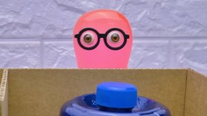 Самодельный картонный диспенсер для кошачьего корма и воды